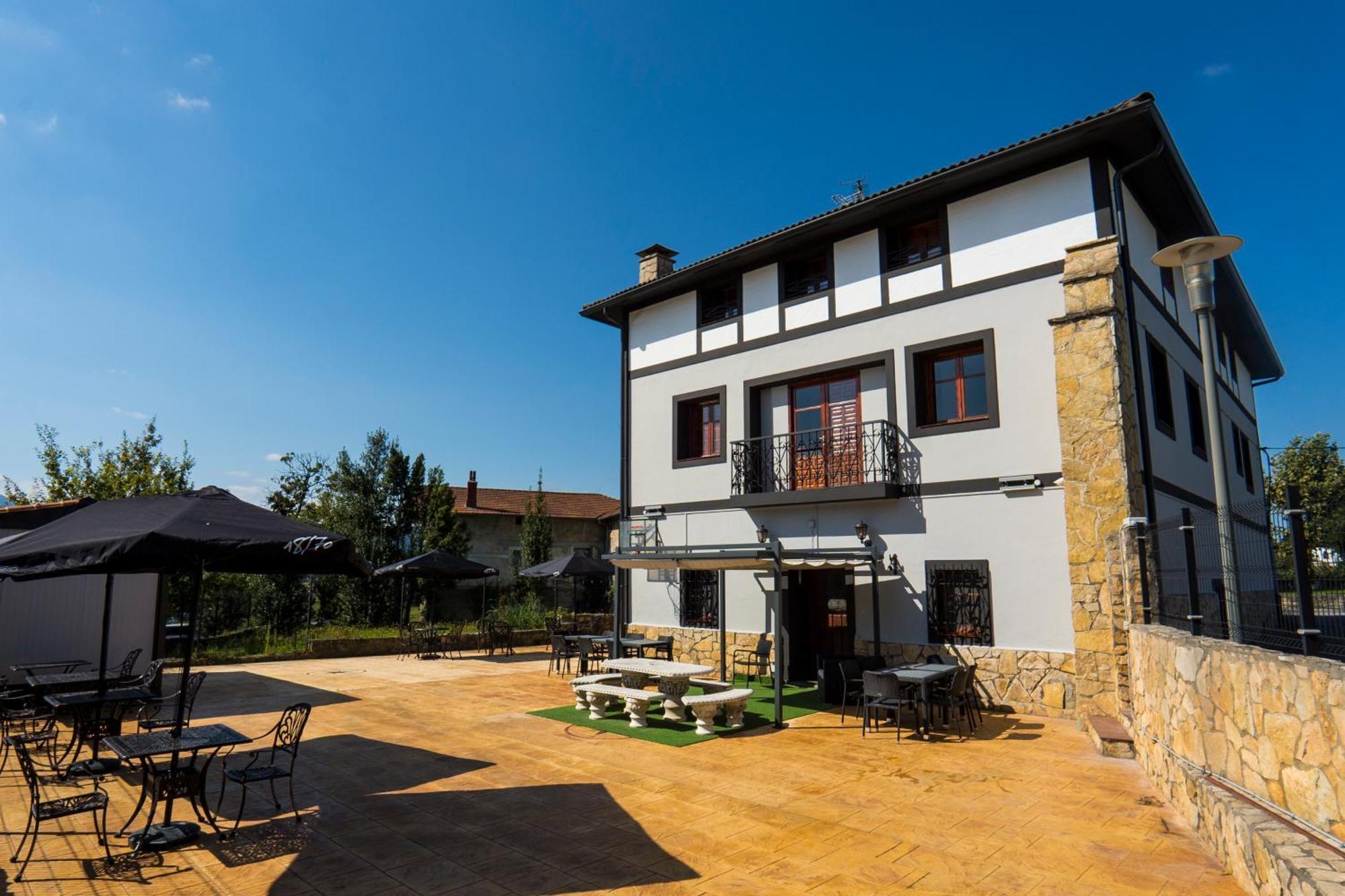 Paratene Ostatu Habitaciones Erandio Exteriör bild